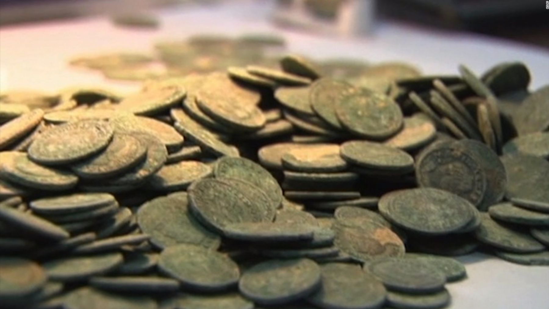 Dos aficionados al buceo descubren 53 monedas romanas en el fono del mar