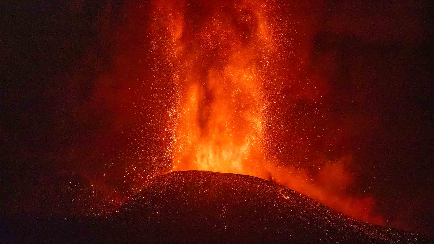 El volcán de La Palma erupcionando