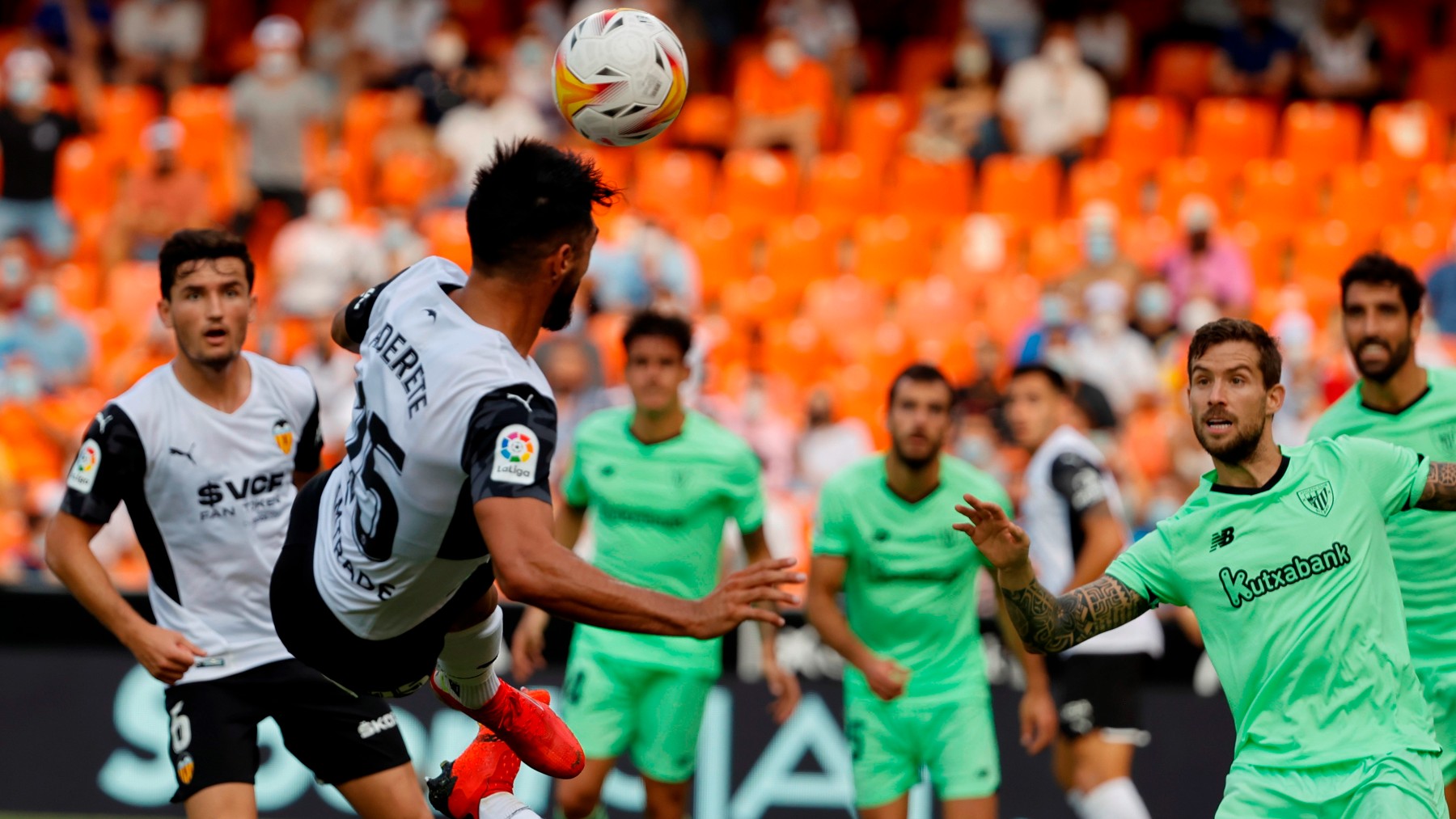 Alderete intenta un remate de cabeza durante el Valencia-Athletic. (EFE)