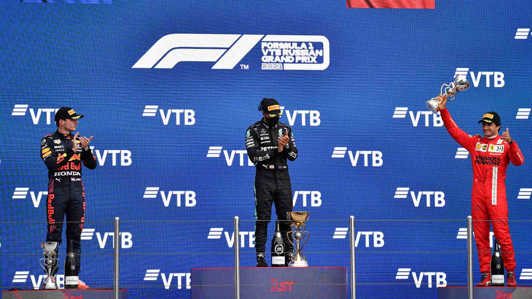 Max Verstappen, Carlos Hamilton y Carlos Sainz en el podio del GP de Rusia de Fórmula 1. (AFP)