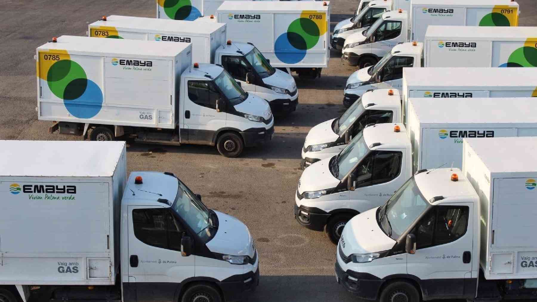 Camiones de la empresa pública Emaya.