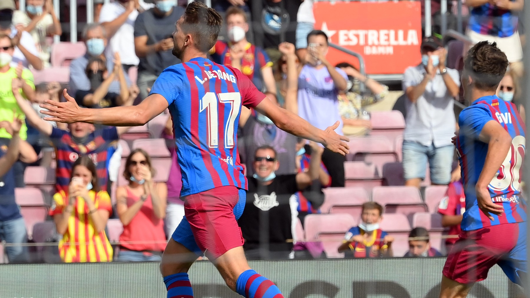 Luuk de Jong celebra su primer gol como futbolista del Barcelona. (AFP)