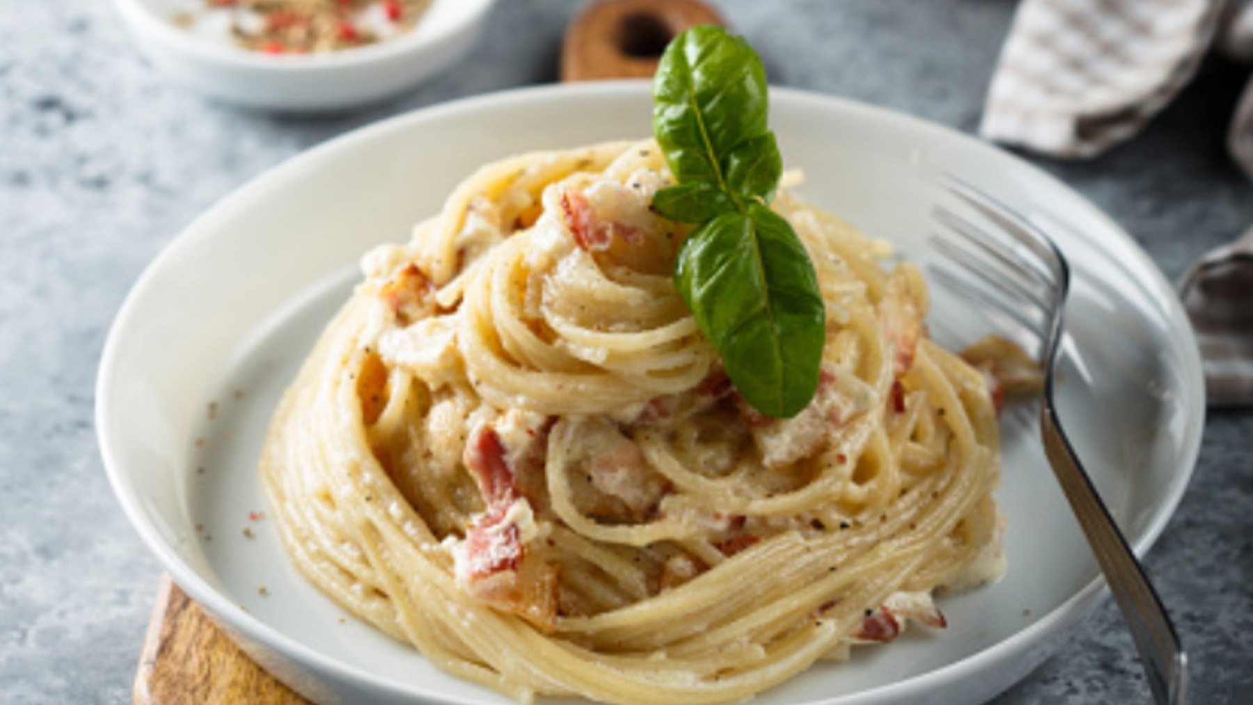Espaguetis a la pimienta con jamón ibérico, receta fácil de preparar y deliciosa