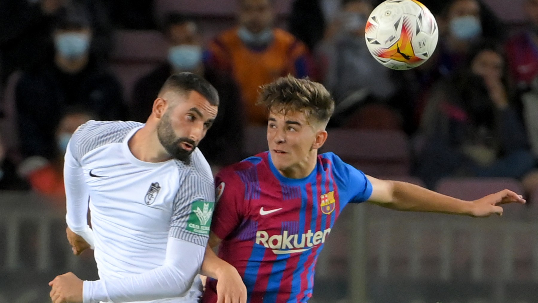 Gavi pelea un balón en el choque entre Barcelona y Granada. (AFP)