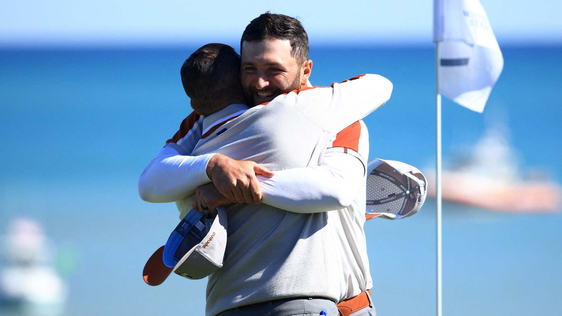 Sergio García y Jon Rahm se abrazan tras ganar un punto en la Ryder Cup 2020. (AFP)