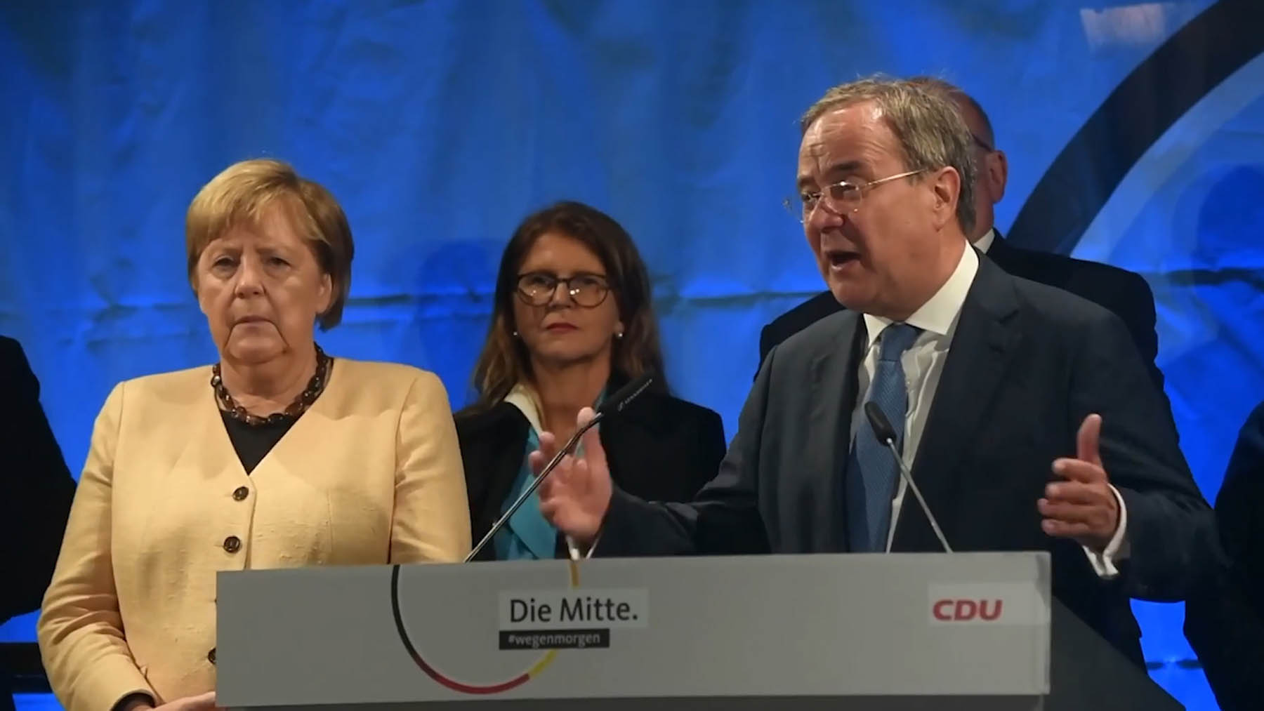 Angela Merkel, junto a al candidato Armin Laschet.