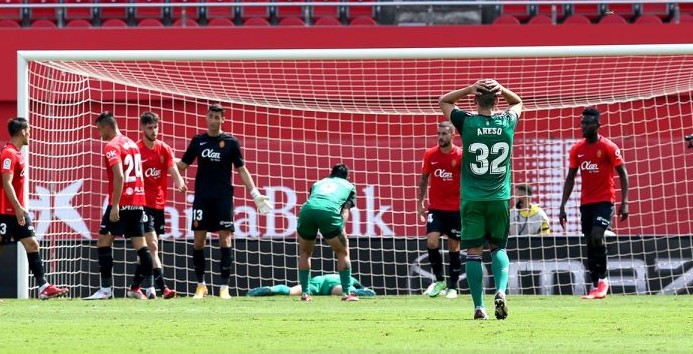 Greif pide explicaciones a su defensa tras un remate de Osasuna. Foto: LFP
