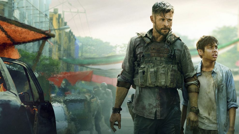 Tyler Rake Bridge Scene Primeras imágenes de 'Tyler Rake 2': Chris Hemsworth se pasa al frío de ...