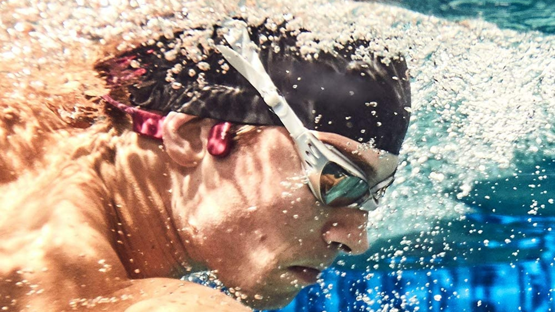 Escucha la música del momento mientras nadas con estos 10 auriculares  sumergibles