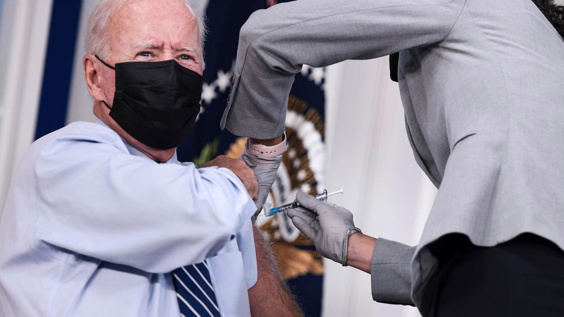 Joe Biden recibe la vacuna de Pfizer.