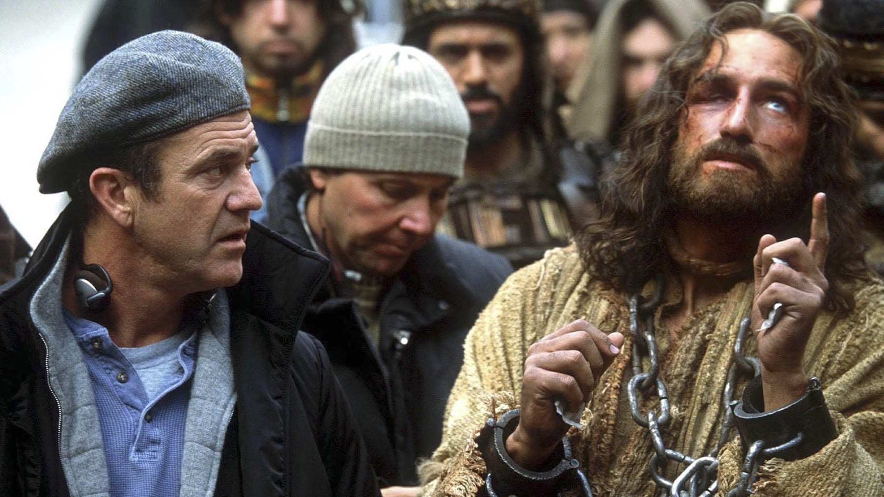 Mel Gibson dirigiendo a Caviezel en La pasión película que intento ser boicoteada por la comunidad judía (Foto Warner Bros)