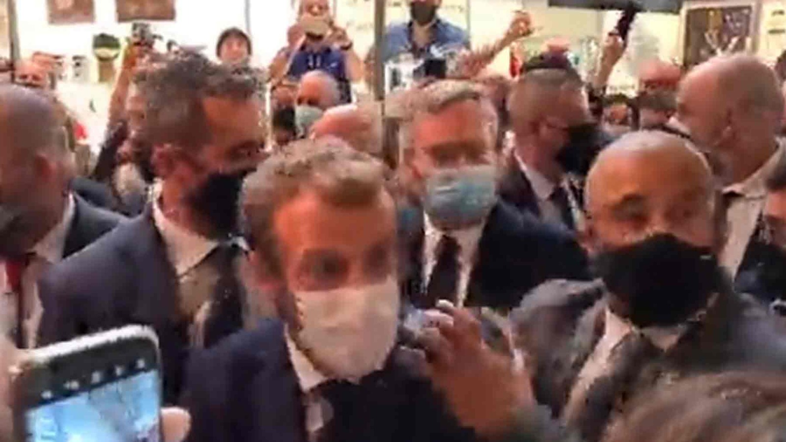 Macron tras recibir el impacto de un huevo en Lyon.
