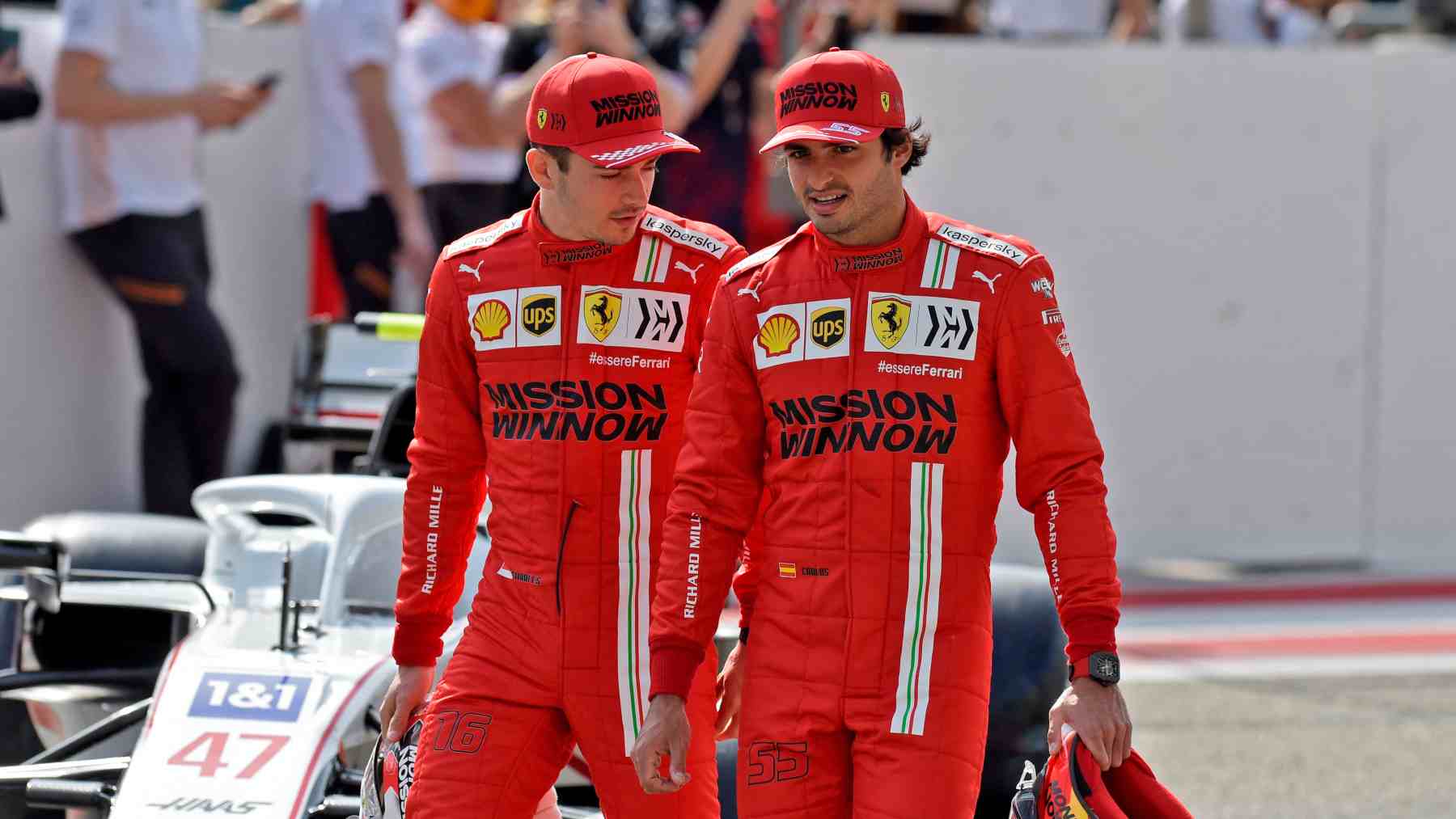 Charles Leclerc y Carlos Sainz, pilotos de Ferrari. (AFP)
