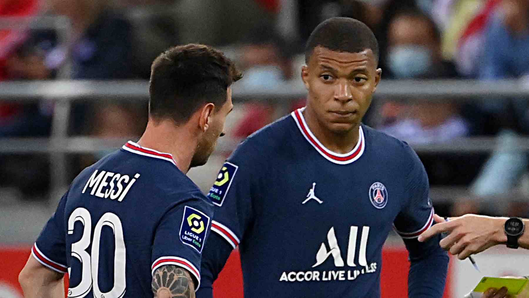 Messi y Mbappé, jugadores del PSG. (AFP)