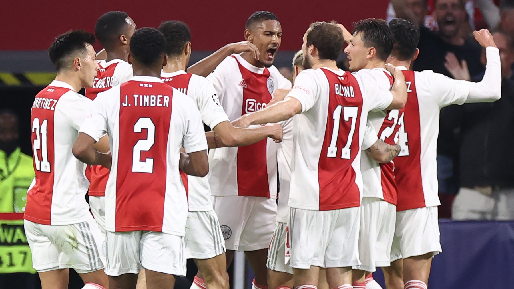 Los jugadores del Ajax celebran el gol de Haller ante el Besiktas. (AFP)