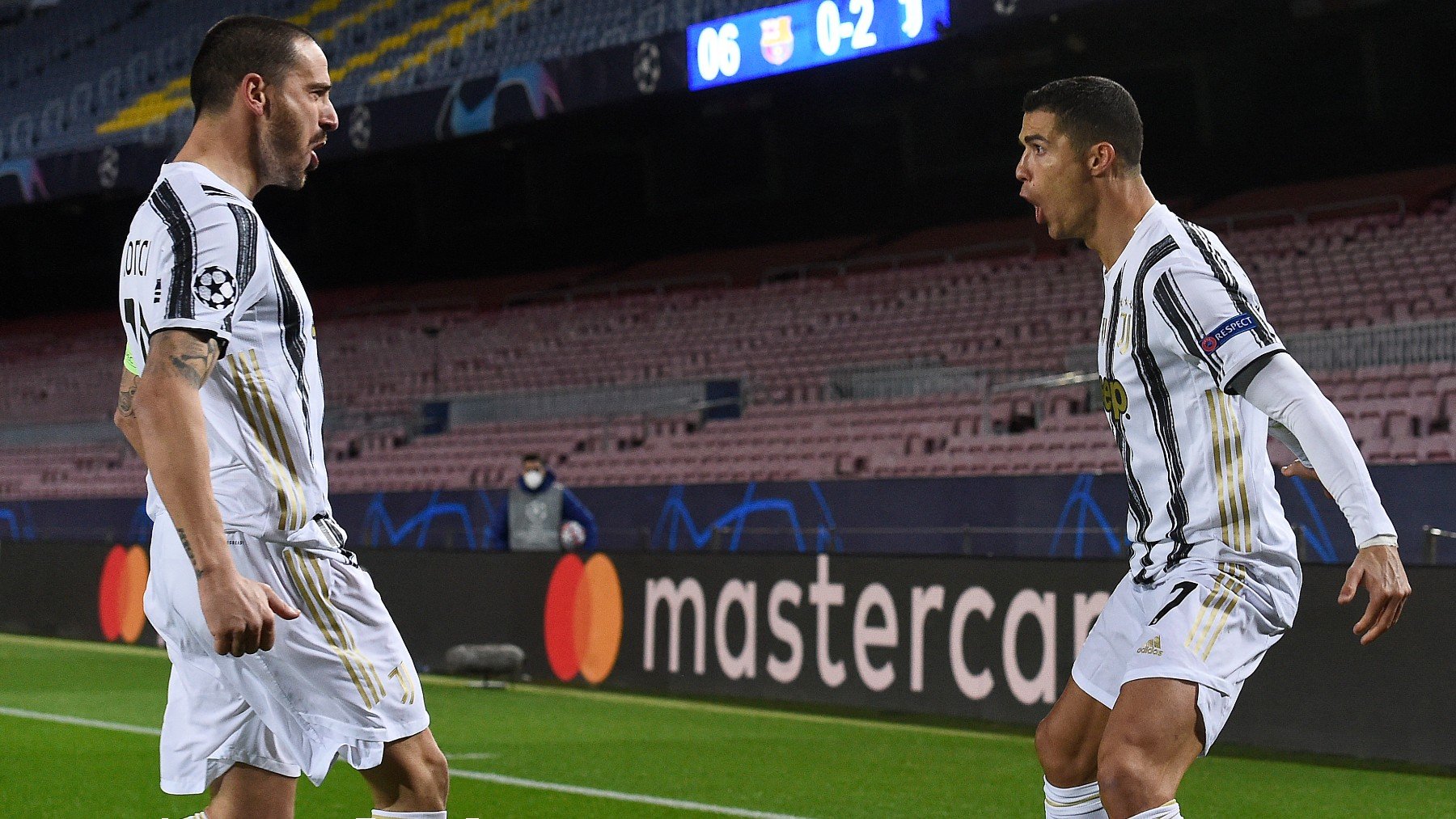 Leonardo Bonucci y Cristiano Ronaldo celebran un gol con la Juventus. (AFP)