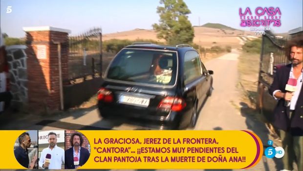 El coche fúnebre llega a Cantora