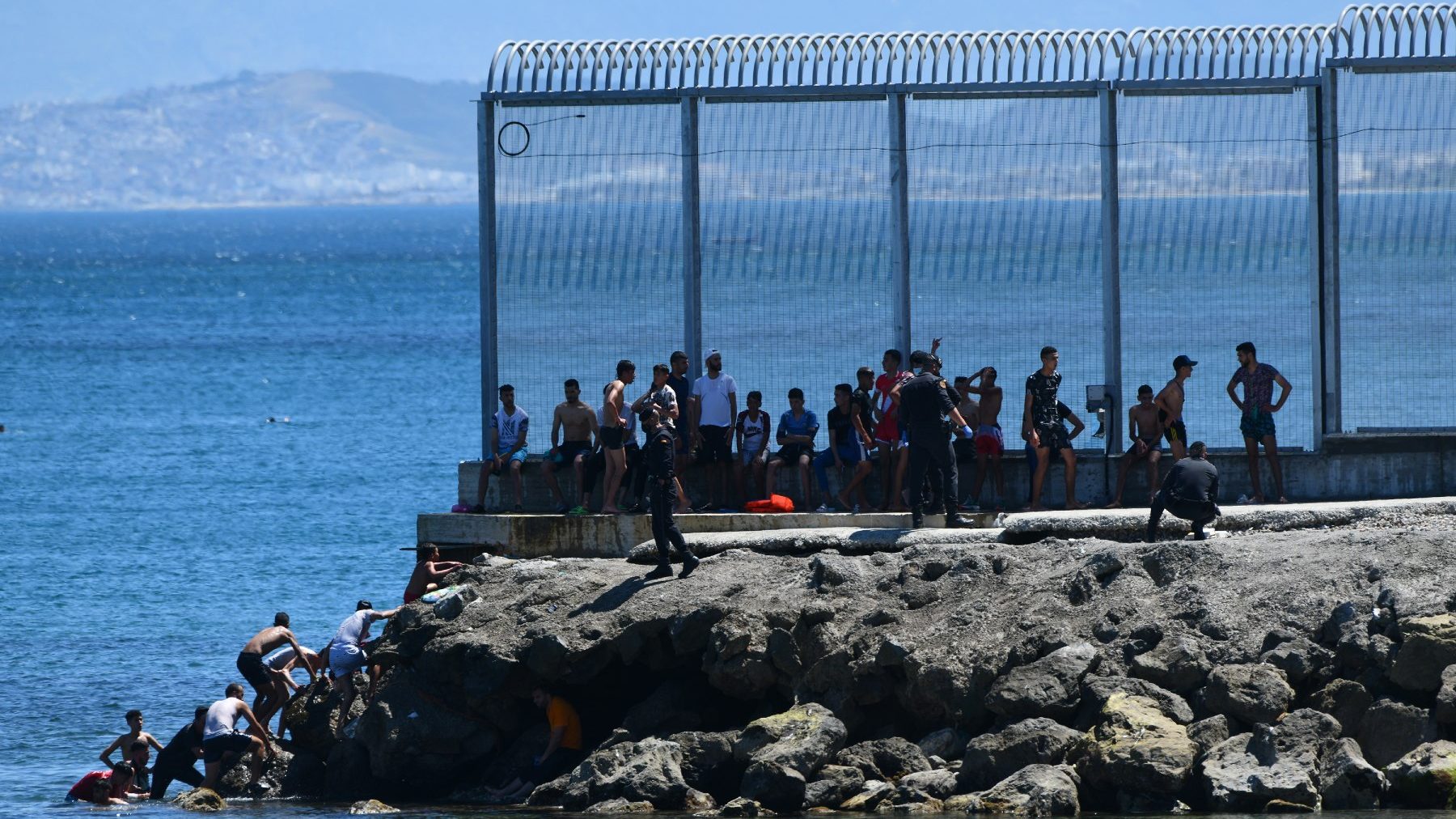 Un grupo de inmigrantes marroquíes en las inmediaciones de la valla de Ceuta.
