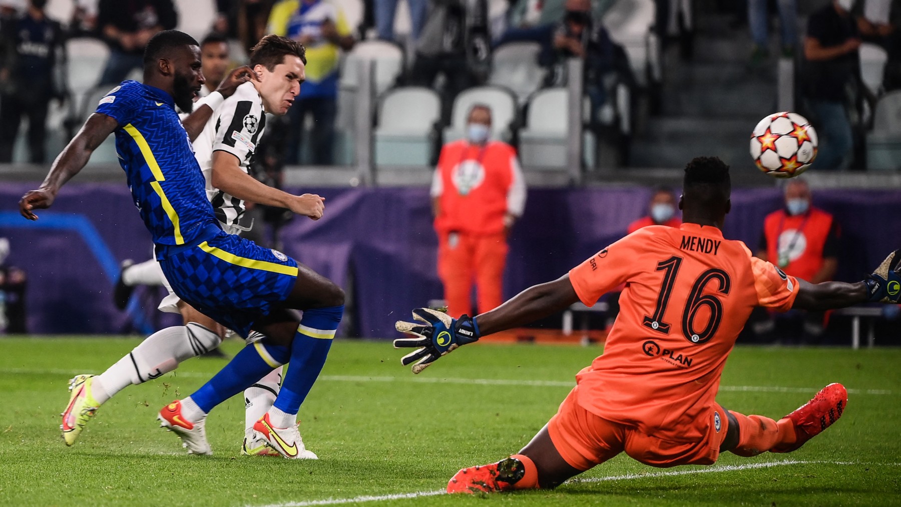 Federico Chiesa dispara a puerta durante el Juventus-Chelsea. (AFP)