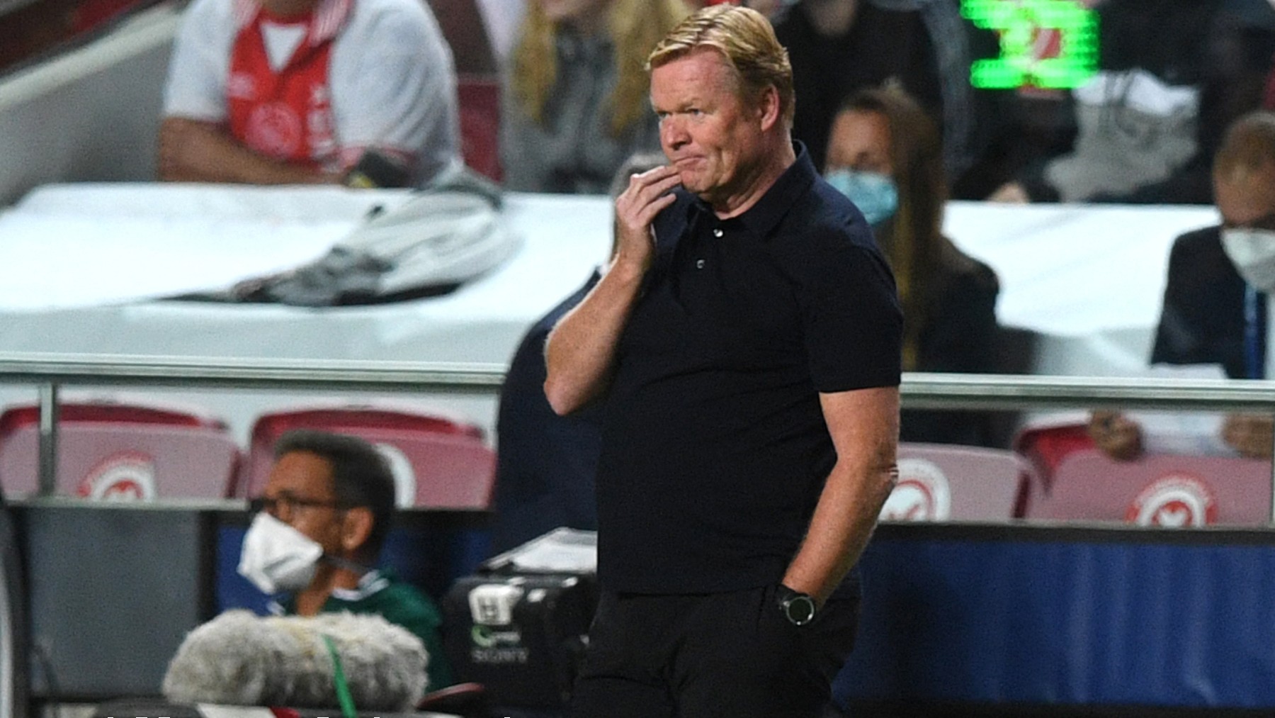 Ronald Koeman durante el Benfica-Barcelona. (AFP)