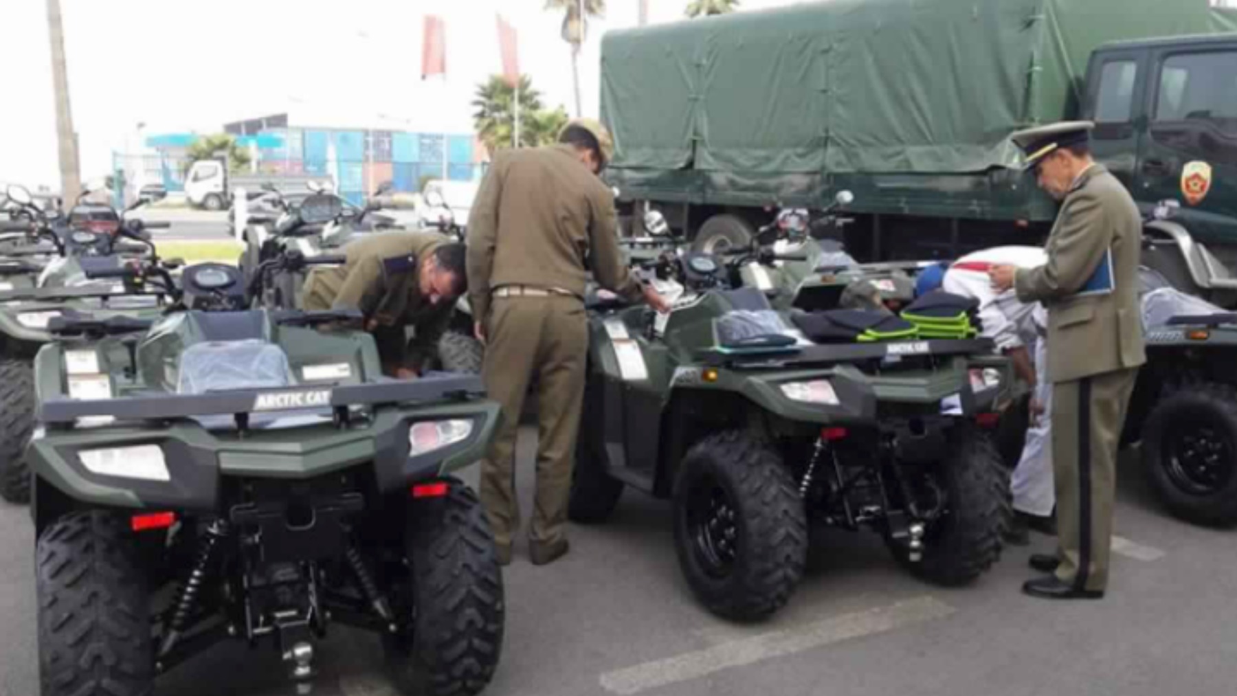 Militares marroquíes analizando una partida de motos quad.