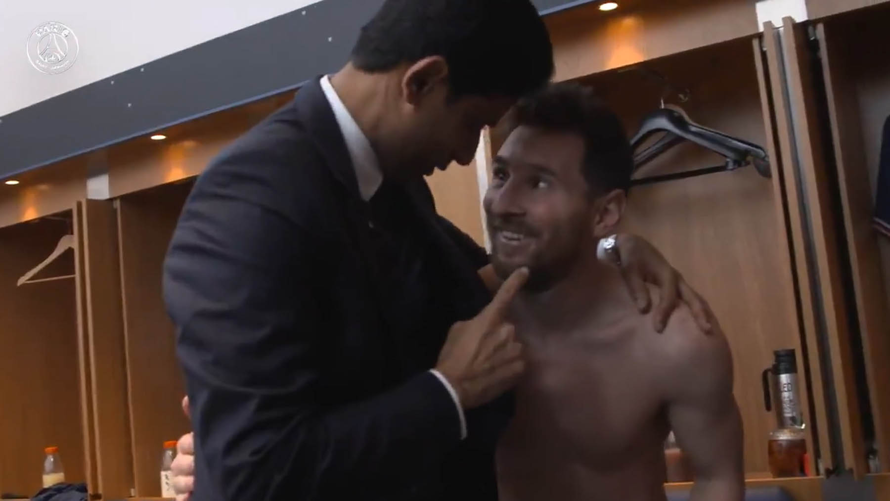Leo Messi recibe el cariño del presidente del PSG.