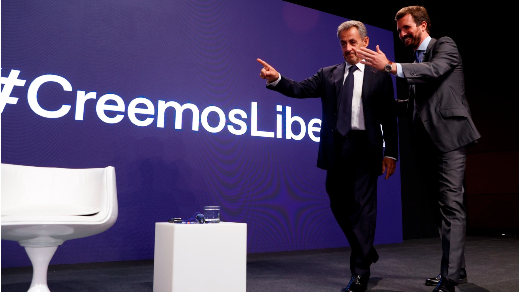 El líder del PP, Pablo Casado (d) junto al ex presidente francés Nicolás Sarkozy.