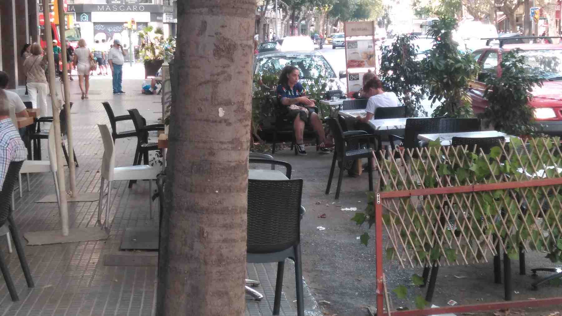 Terraza sobre plazas de aparcamiento de la calle Aragón en Palma.