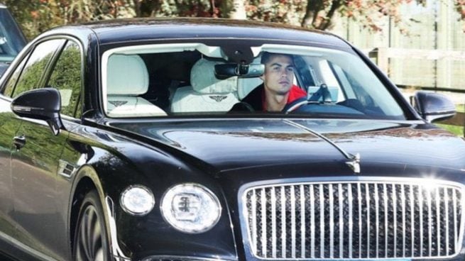 Cristiano Ronaldo en su Bentley (Twitter).