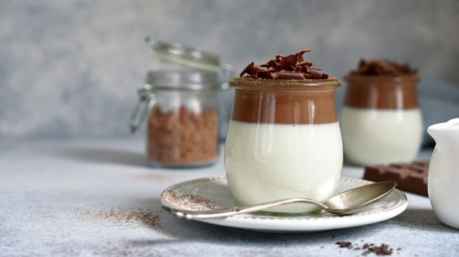 Gelatina de chocolate vegana, receta de postre ligero con 3 ingredientes