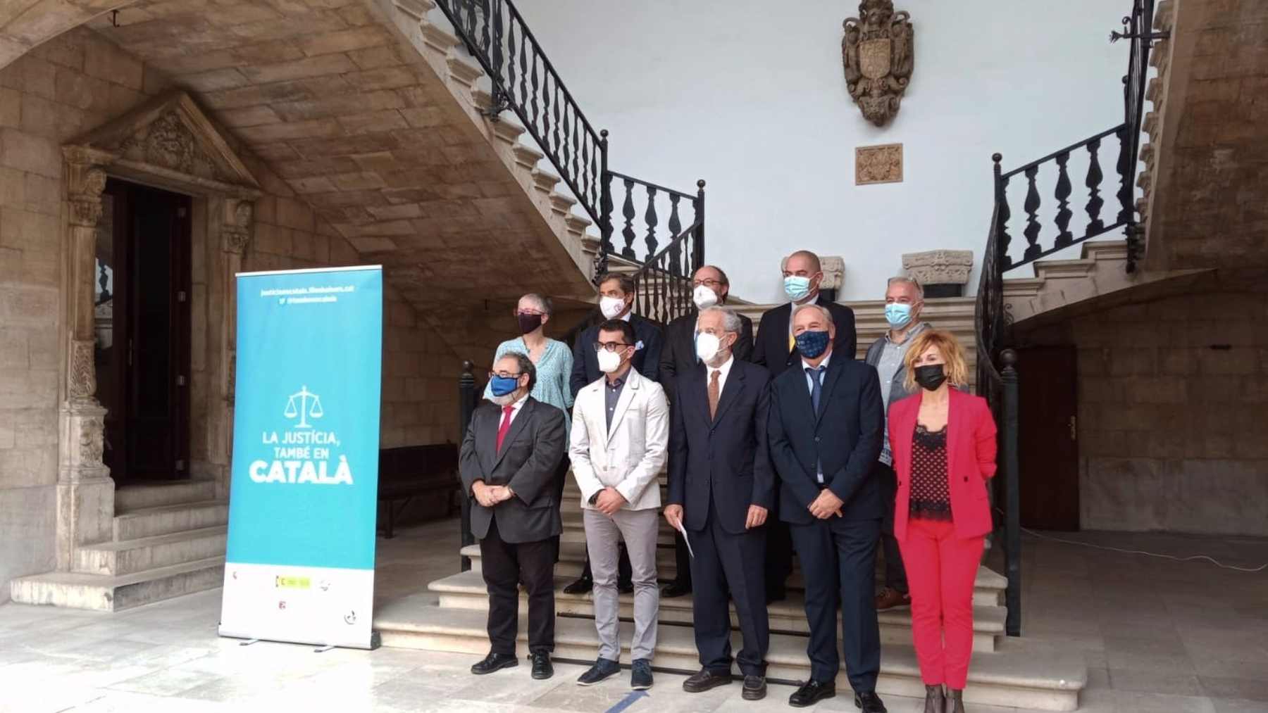 Foto de familia de la campaña ‘La Justicia también en catalán’.
