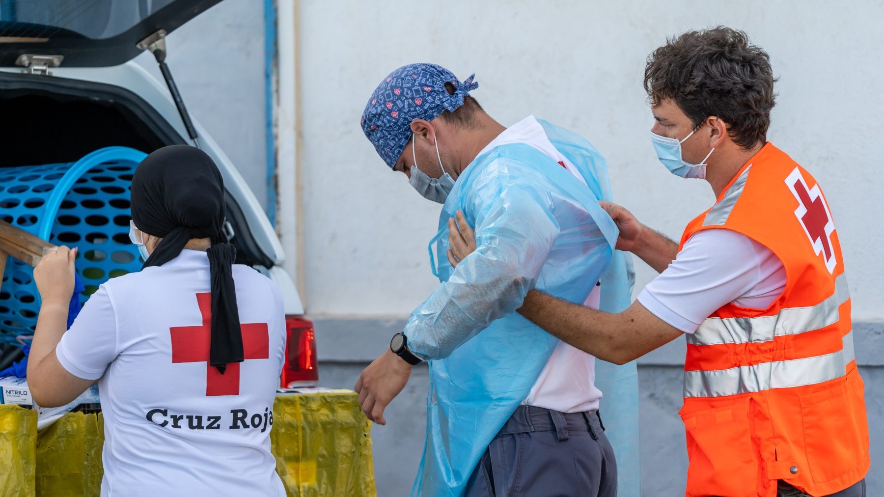 Sanitarios de la Cruz Roja atienden a un inmigrante ilegal llegado en patera (EUROPA PRESS).