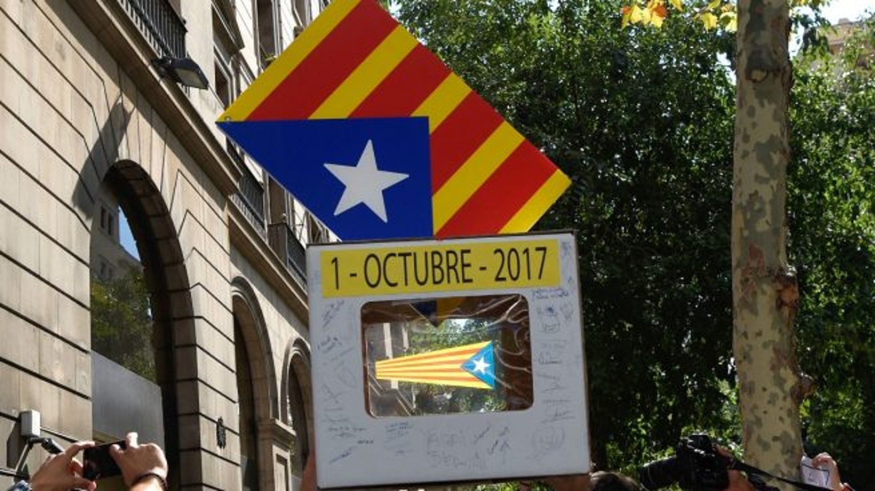 Urna de cartón en el referéndum ilegal del 1-O en las calles de Cataluña (GETTY IMAGES).