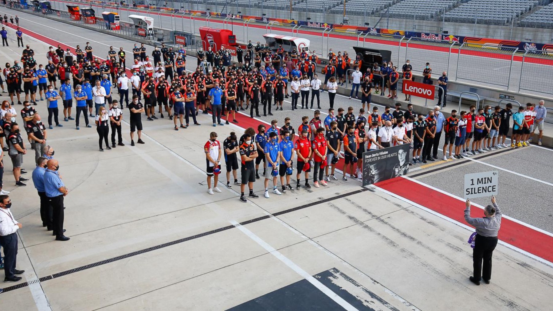 Los pilotos de MotoGP guardan un minuto de silencio por Dean Berta Viñales. (motogp.com)