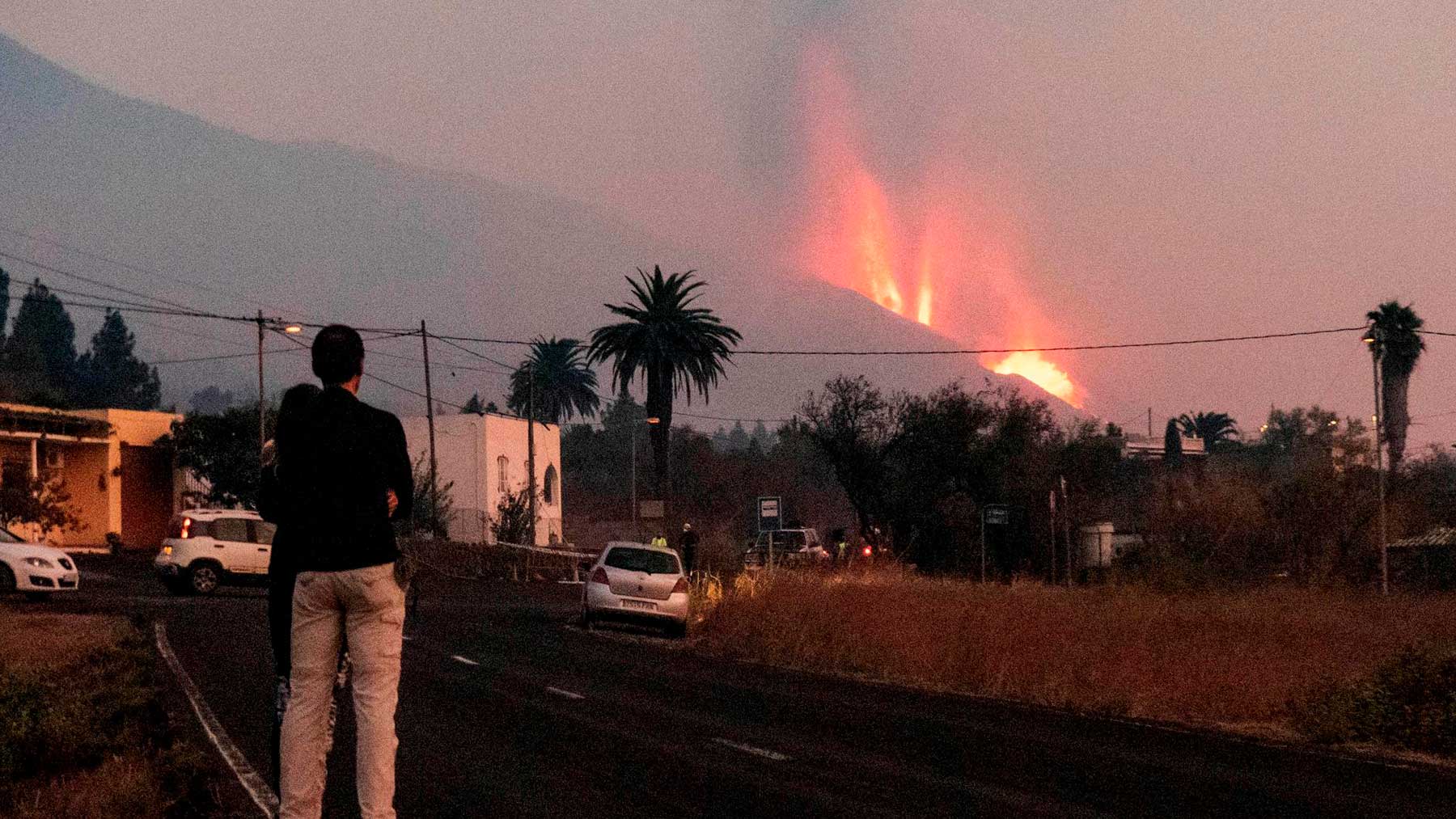 Un vecino de La Palma observa la erupción del volcán a los lejos. Foto: EFE