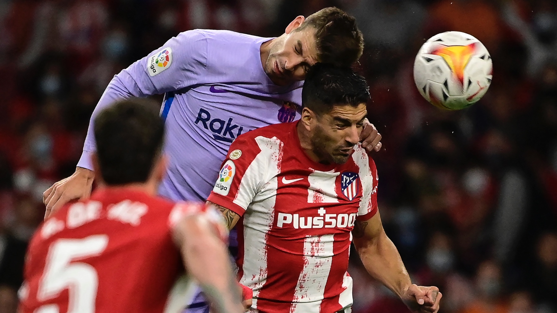 Piqué y Luis Suárez pugnan un balón aéreo. (AFP)