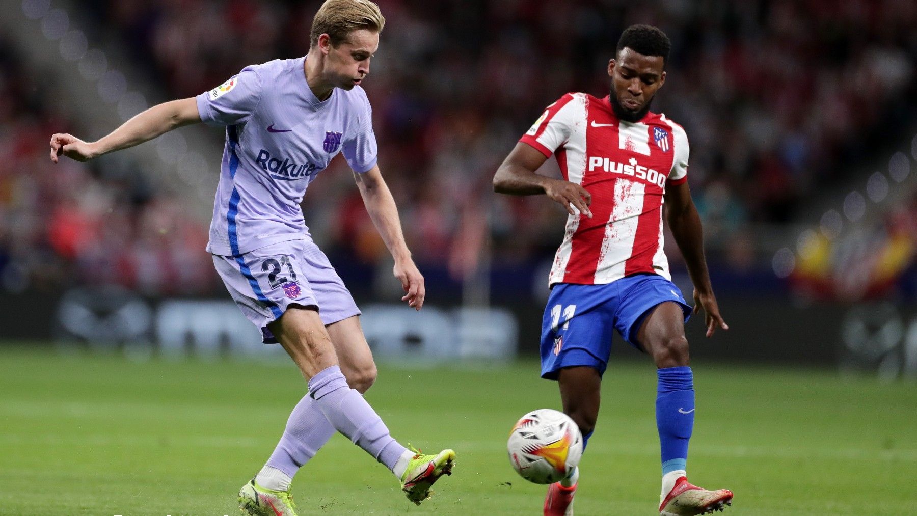 Frenkie de Jong y Thomas Lemar pelean un balón en el Atlético-Barcelona. (Getty)