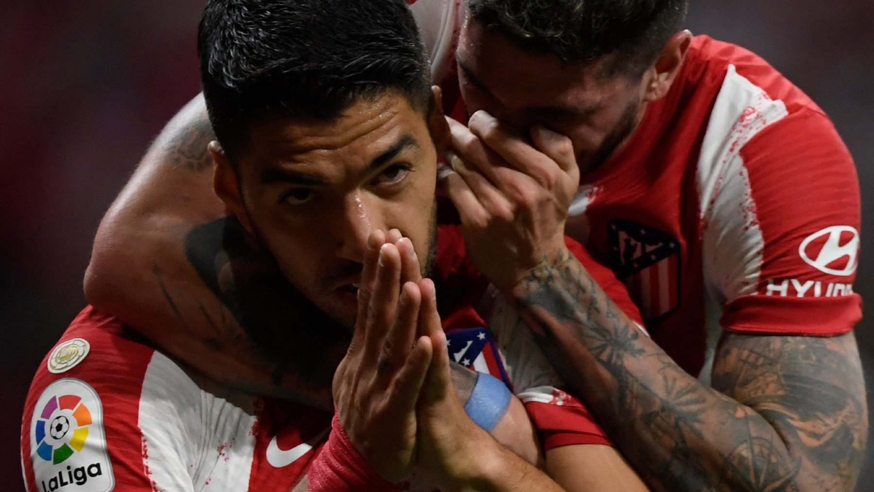 Luis Suárez pide perdón tras marcar al Barcelona. (AFP)