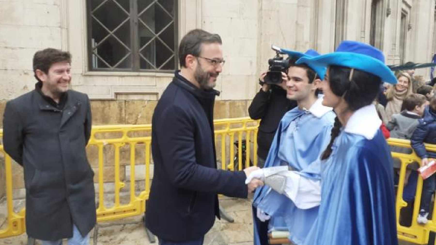 El alcalde de Palma, Jose Hila (PSOE) y el edil Alberto Jarabo (UP) en la tradicional bienvenida a los pajes reales.