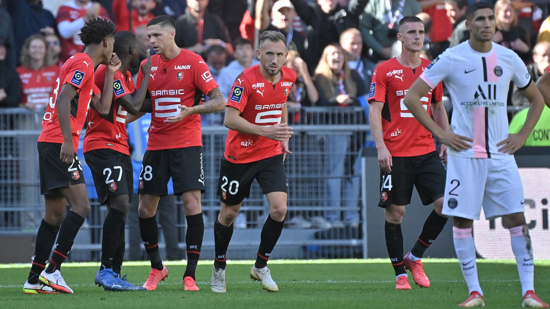 Los jugadores del Rennes celebran uno de sus goles ante el PSG. (AFP)