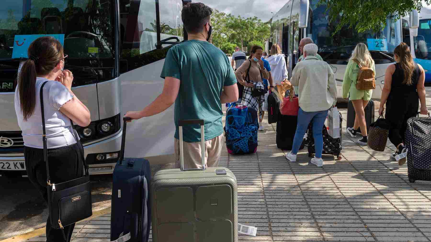 Turistas esperan a un autobús tras salir del aeropuerto. FOTO: Germán Lama / Europa Press