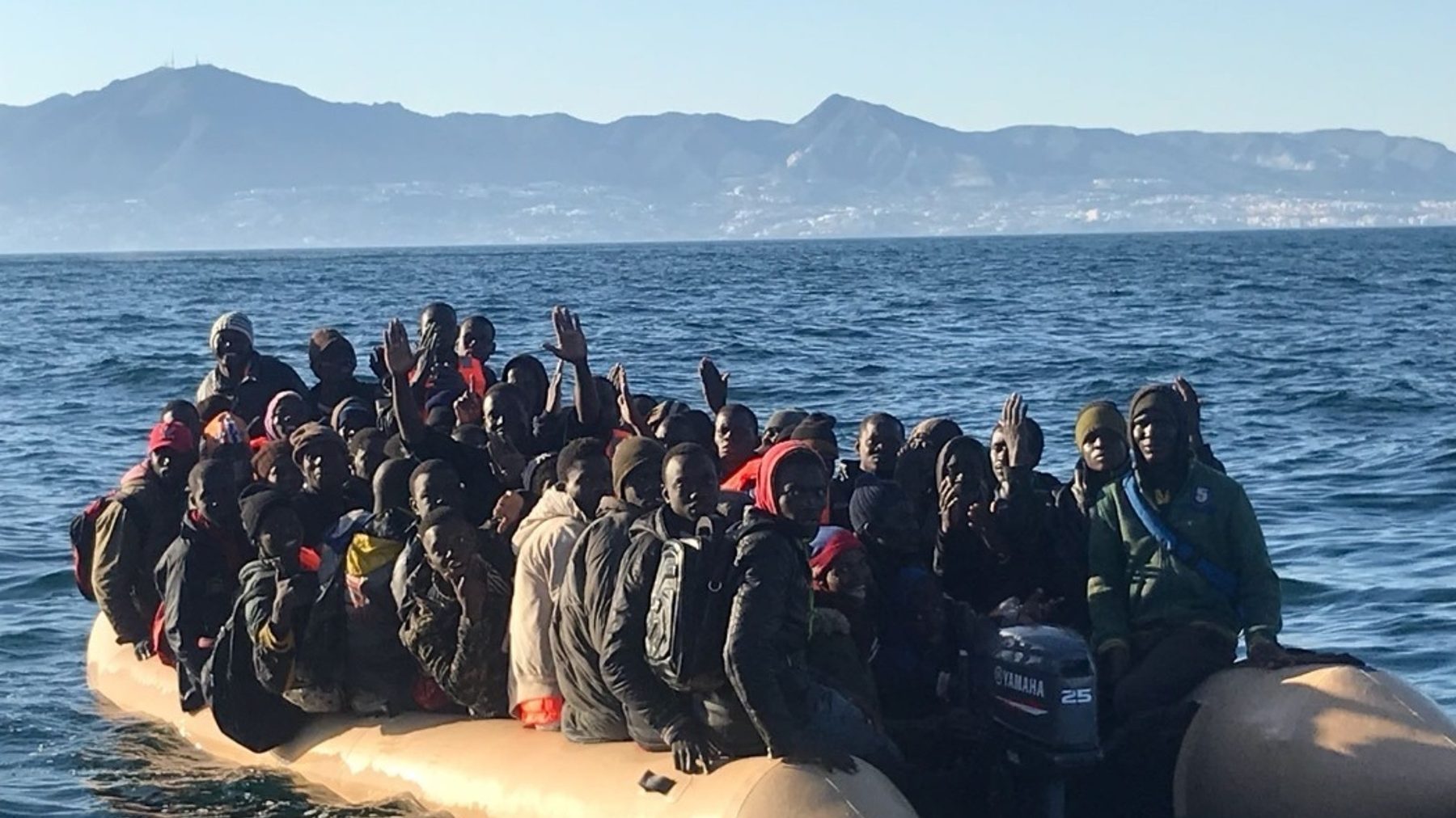 Patera con inmigrantes ilegales an aguas del mar de Alborán (EUROPA PRESS).