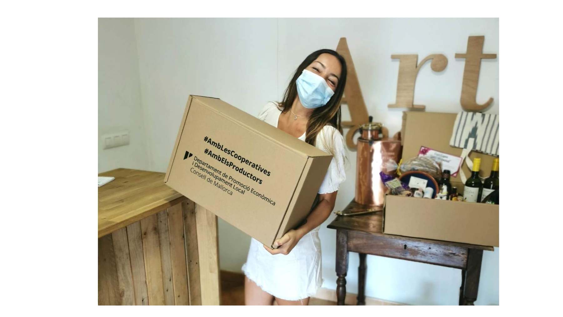 Una beneficiaria de la campaña del Consell sobre productos mallorquines.