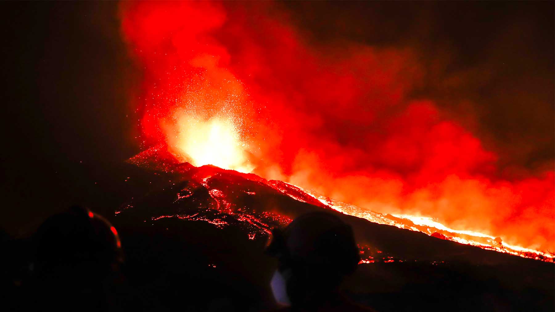 Varios efectivos de la UME estudian la erupción del volcán de Cumbre Vieja
