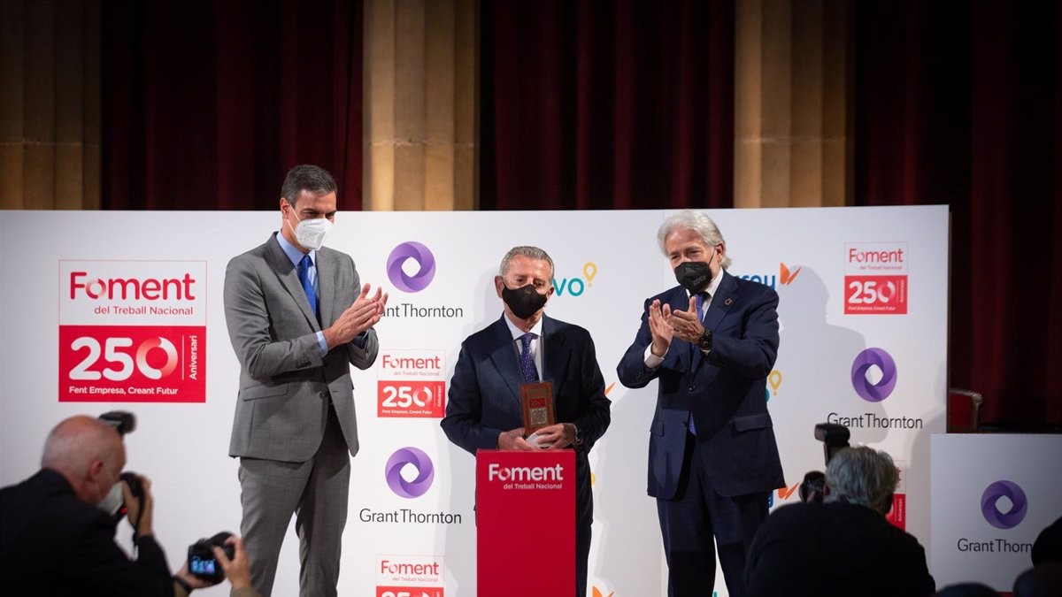 Javier Godó, editor de ‘La Vanguardia’, con Pedro Sánchez, presidente del Gobierno.