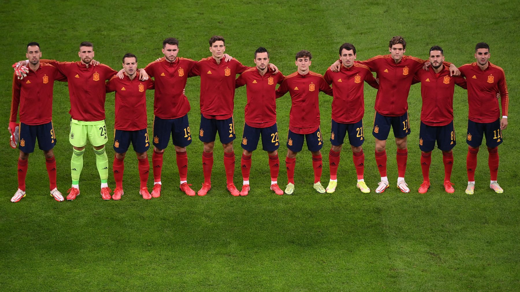 Los jugadores de España escuchan su himno. (AFP)