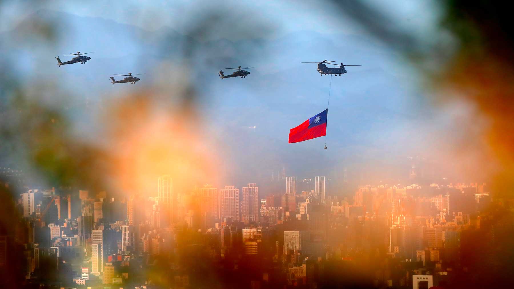 Un helicóptero militar con una bandera de Taiwán