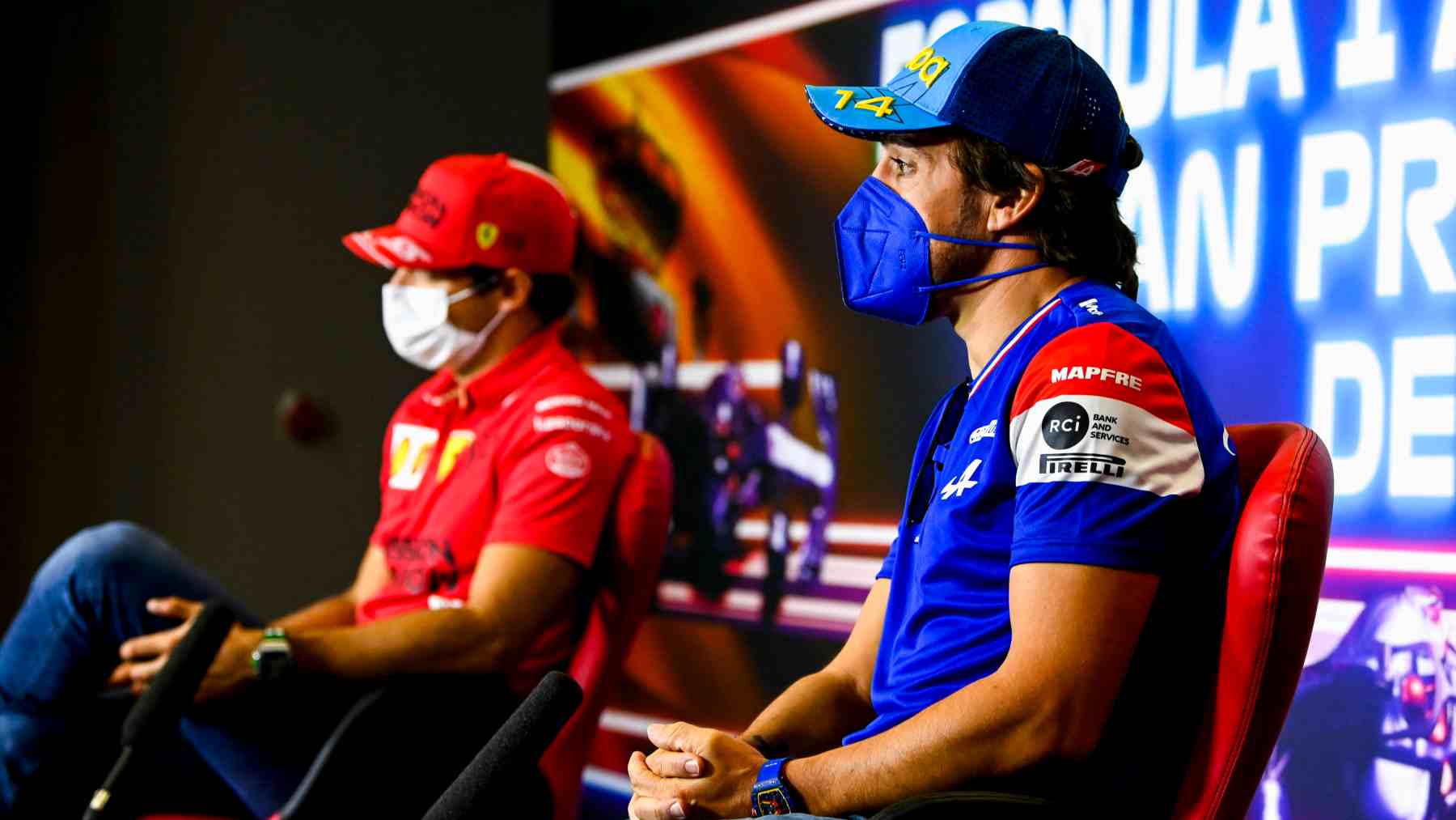 Carlos Sainz y Fernando Alonso en rueda de prensa. (AFP)