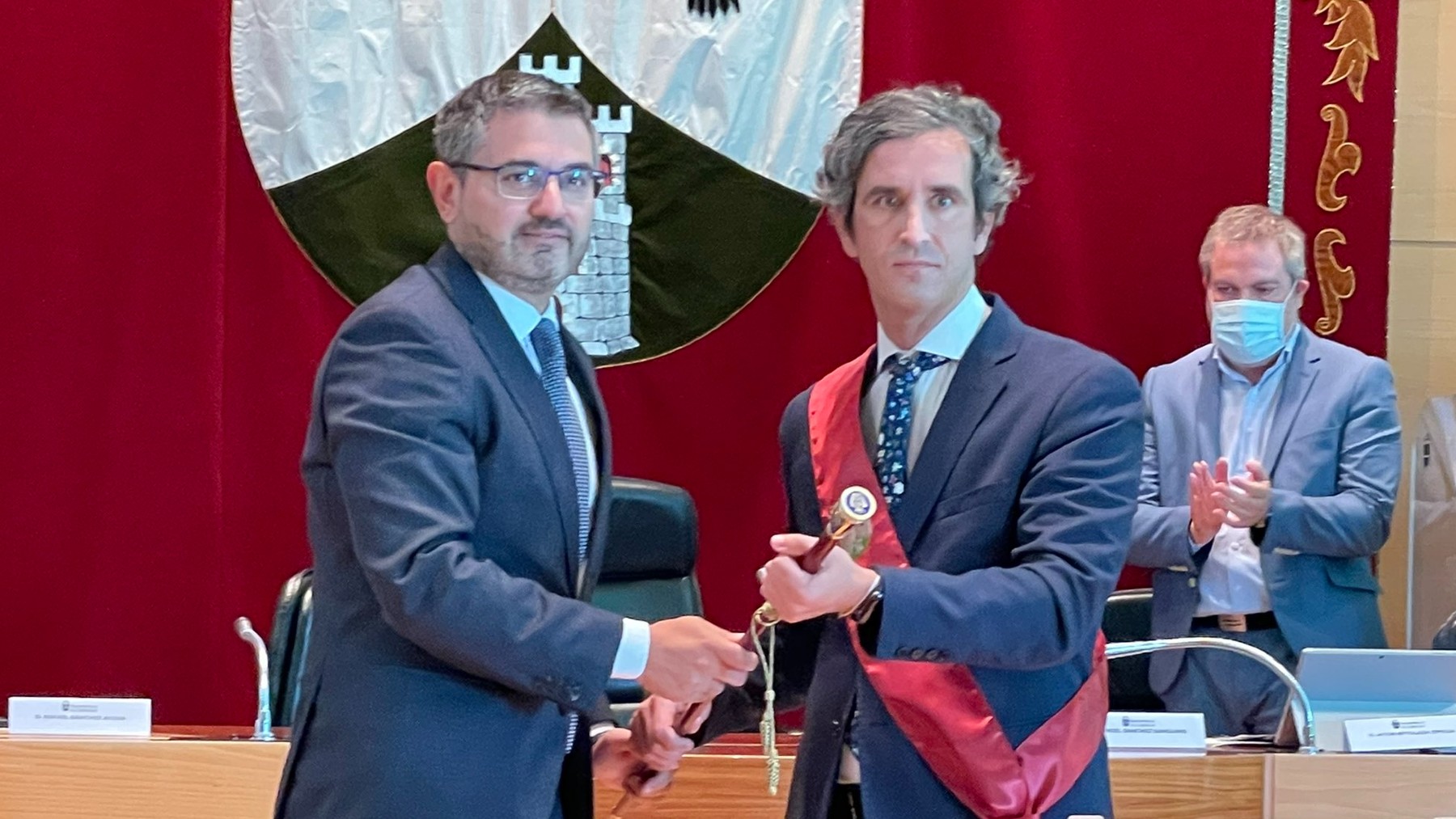 El ex alcalde de Alcobendas, Rafael Sánchez Acera, y el nuevo alcalde (C’s), Aitor Retolaza.