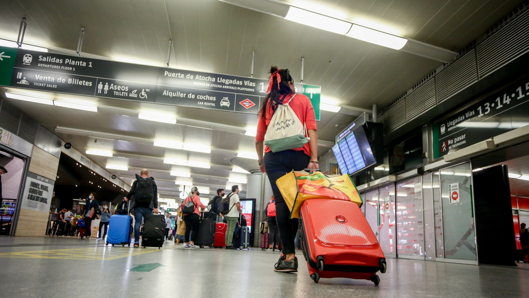 Una mujer camina con su equipaje en la estación de Madrid-Puerta de Atocha.